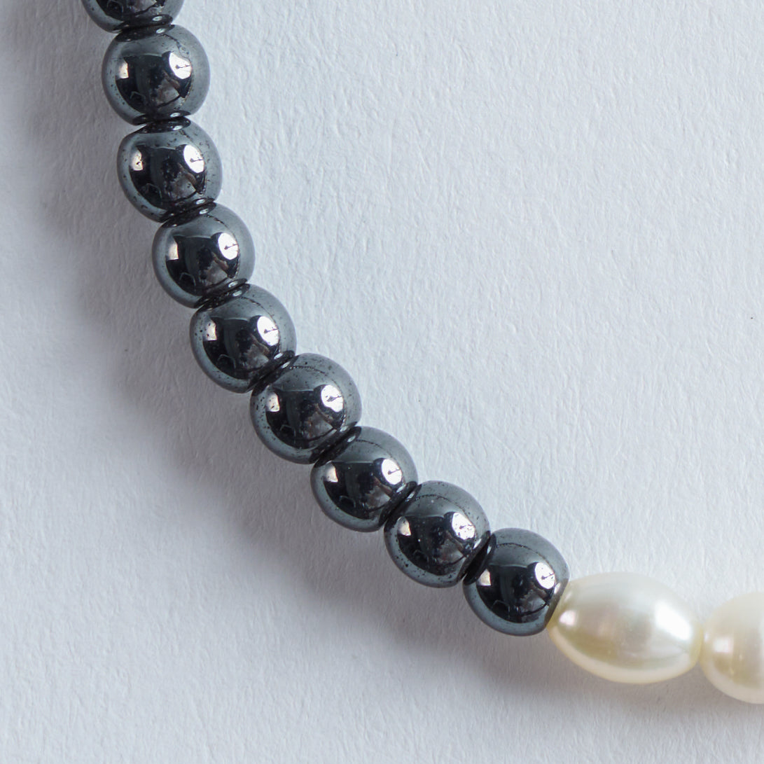 Farbe
Dunkelsilber und Weiß