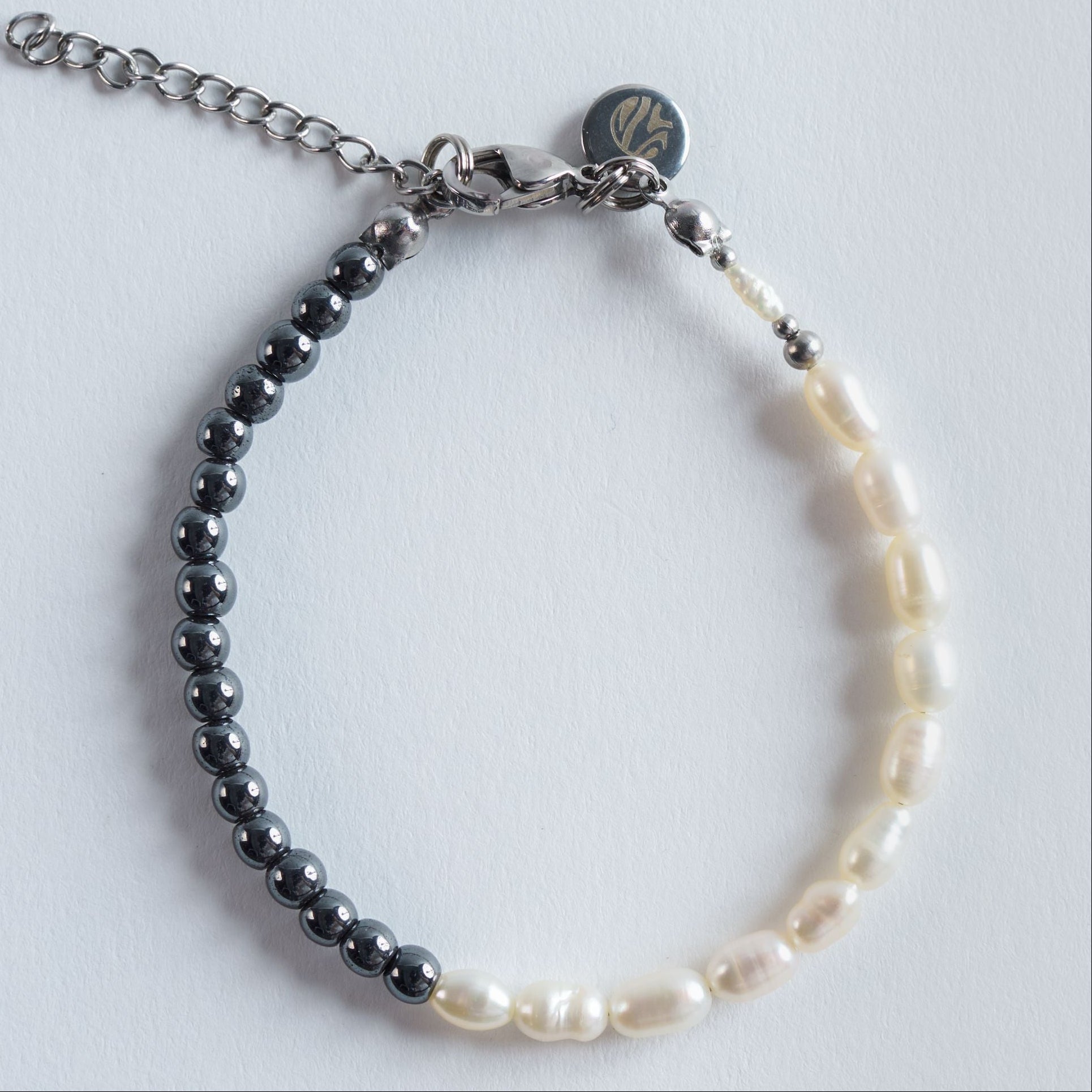 Sweet Metallic lebt vom Kontrast: Der dunkle, spiegelnde Hämatit sorgt für eine klare, moderne Linie, während die Süßwasserperlen das Design aufhellen und ihm eine natürliche, elegante Note geben. Das Armband wirkt minimalistisch, aber keineswegs schlicht. Eine Kombination aus kühler Präzision und sanfter Leichtigkeit.