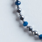 Farbe
Dunkelblau, Silbergrau

Die ausgewogene Kombination wirkt frisch, hochwertig und lässt sich mühelos zu jedem Stil tragen. Solo oder im Set.