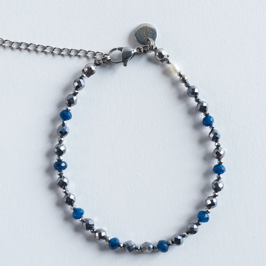 Das Armband Steel Blue verbindet tiefblaue Akzentperlen mit facettiertem Hämatit zu einem klaren, modernen Design. Die intensiv blauen Steine setzen farbige Highlights, während die silbrig-grauen Hämatitfacetten ein gleichmäßiges metallisches Leuchten erzeugen.