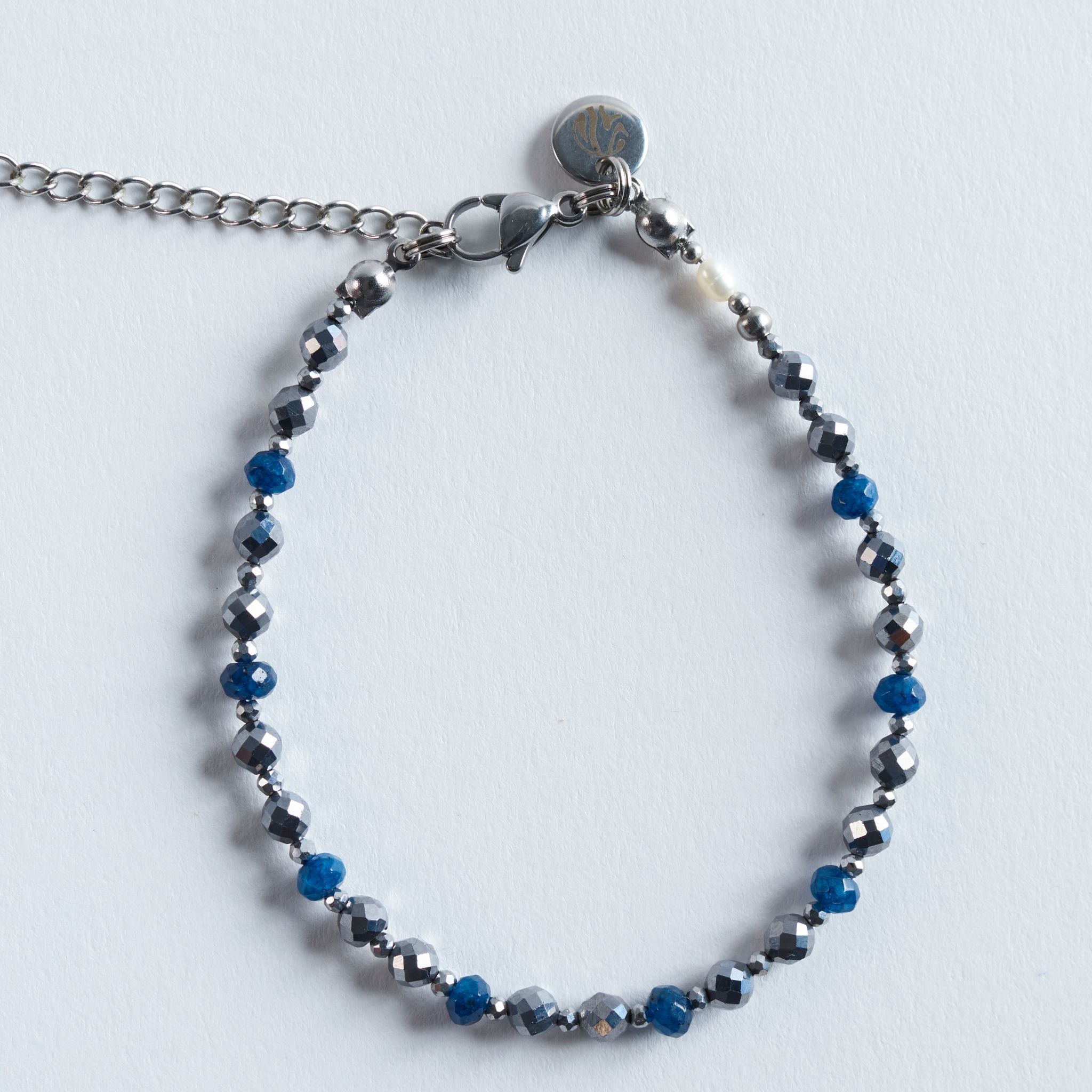 Das Armband Steel Blue verbindet tiefblaue Akzentperlen mit facettiertem Hämatit zu einem klaren, modernen Design. Die intensiv blauen Steine setzen farbige Highlights, während die silbrig-grauen Hämatitfacetten ein gleichmäßiges metallisches Leuchten erzeugen.