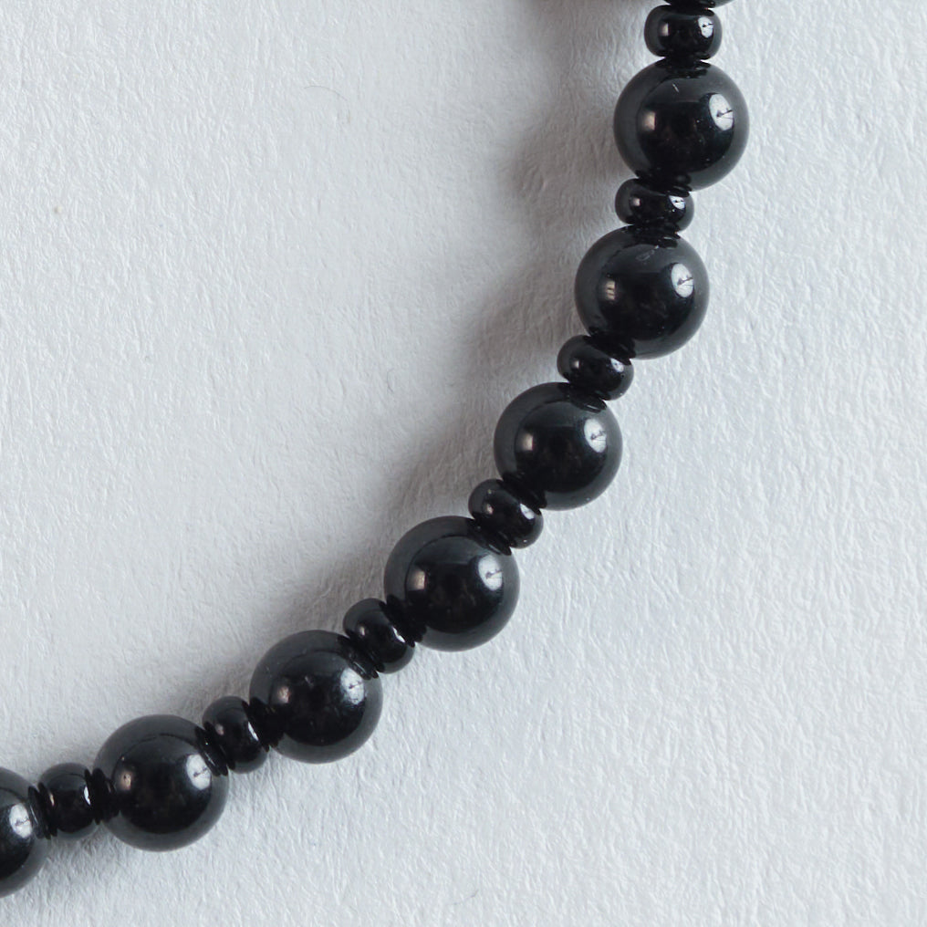 Farbe
Tiefschwarz mit feinen, natürlichen Lichtreflexen