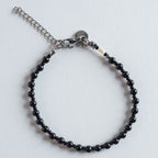 Das Armband Raven vereint die ruhige Tiefe des schwarzen Turmalins mit einer klaren, minimalistischen Linienführung. Die glatten, tiefdunklen Perlen wirken natürlich, modern und elegant zugleich.