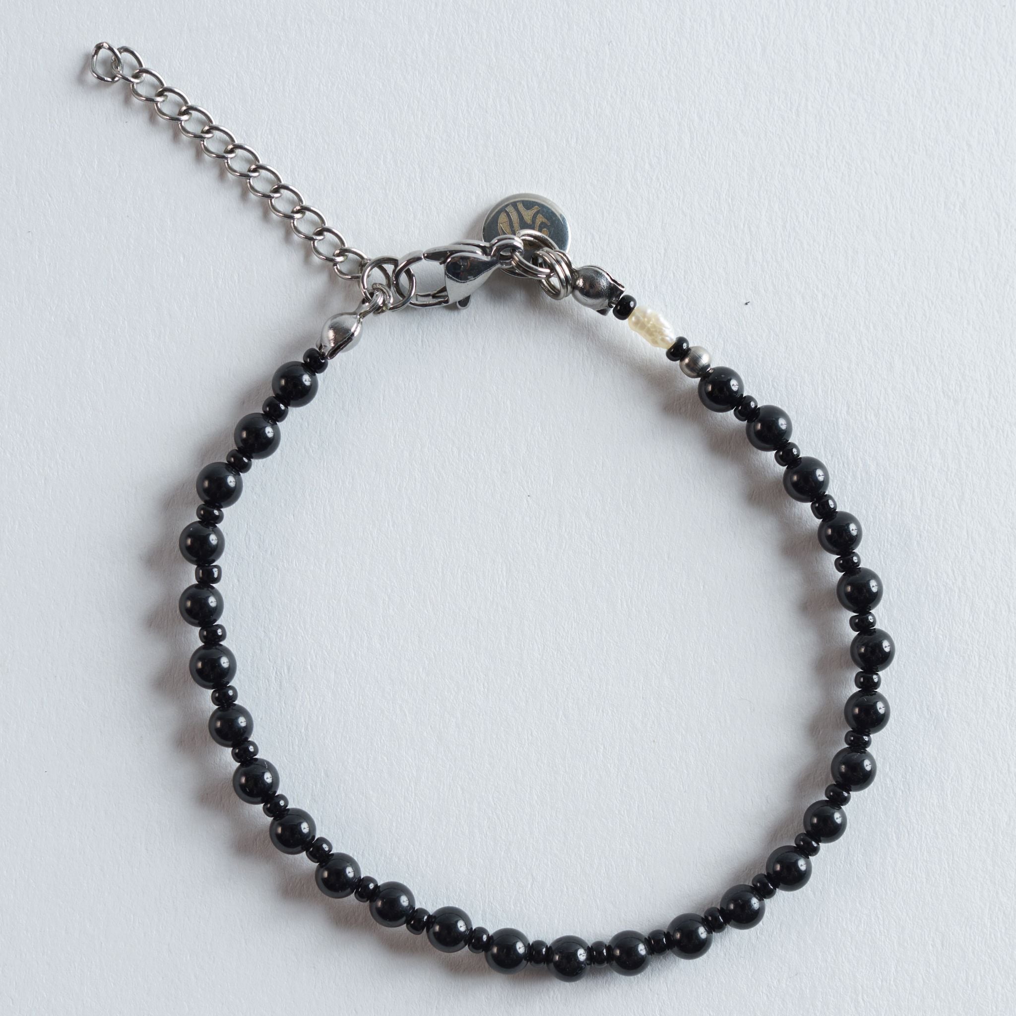 Das Armband Raven vereint die ruhige Tiefe des schwarzen Turmalins mit einer klaren, minimalistischen Linienführung. Die glatten, tiefdunklen Perlen wirken natürlich, modern und elegant zugleich.