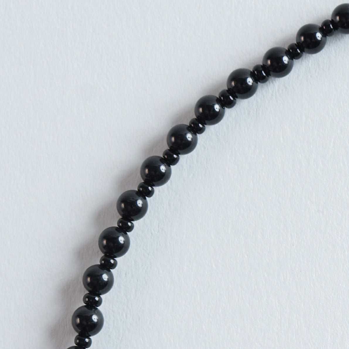 Farbe
Tiefschwarz, glatt, dezente Reflexe