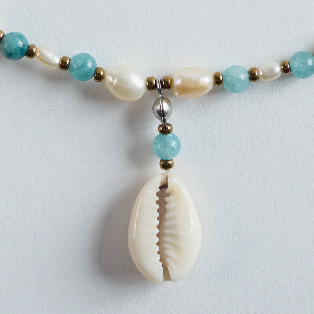 Farbe:
Hellblau, Weiß und Gold ergeben eine zarte, luftige Farbkombination. Der Look wirkt weich, sommerlich und besonders leicht.