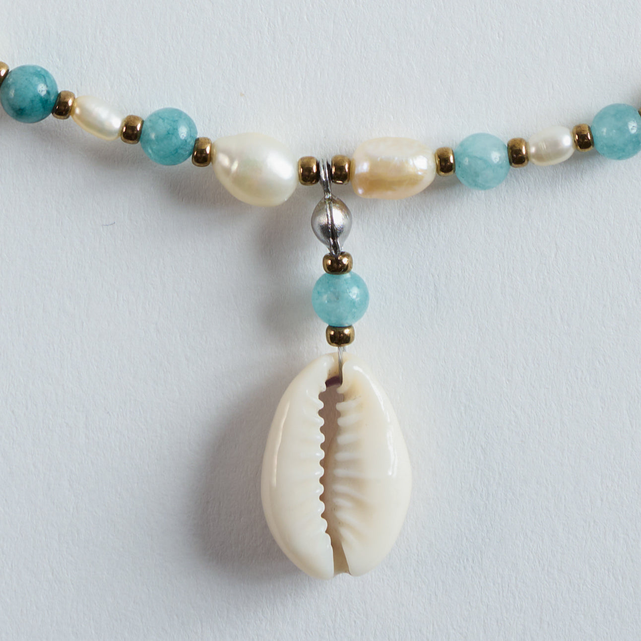 Farbe:
Hellblau, Weiß und Gold ergeben eine zarte, luftige Farbkombination. Der Look wirkt weich, sommerlich und besonders leicht.