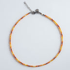 „Shine Sunset“ vereint warme Gelb-, Gold- und Orangetöne in einem harmonischen Farbverlauf, der an weiches Abendlicht erinnert. Die facettierten Perlen erzeugen ein zartes, lebendiges Funkeln, das die Kette wie ein kleines Sonnenlicht wirken lässt. Warm, leuchtend und modern – ein Farbspiel, das gute Laune ausstrahlt und jedes Outfit aufhellt.